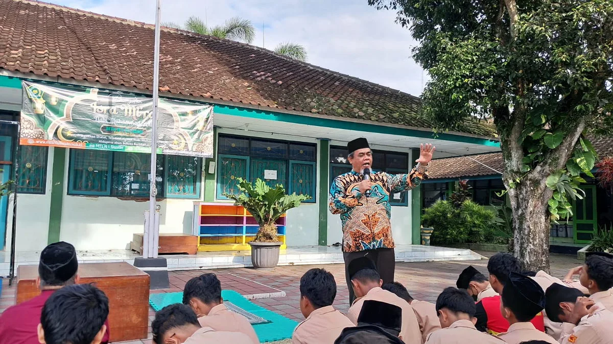 Drs. H. Sukirman, M.A. Motivasi Warga MTsN 1 Sleman di Peringatan Isra Mi’raj