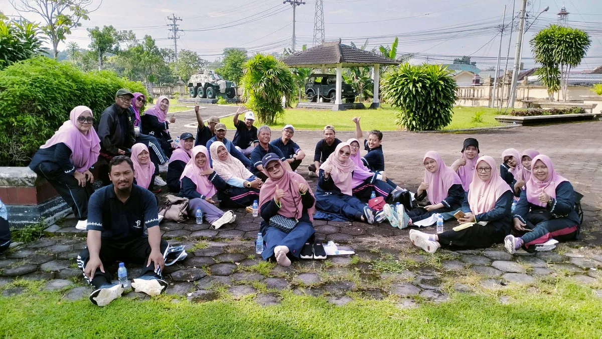 Guru MTs Negeri 9 Sleman Penuh Semangat Ikuti Senam Sehat PGRI Kapanewon Depok