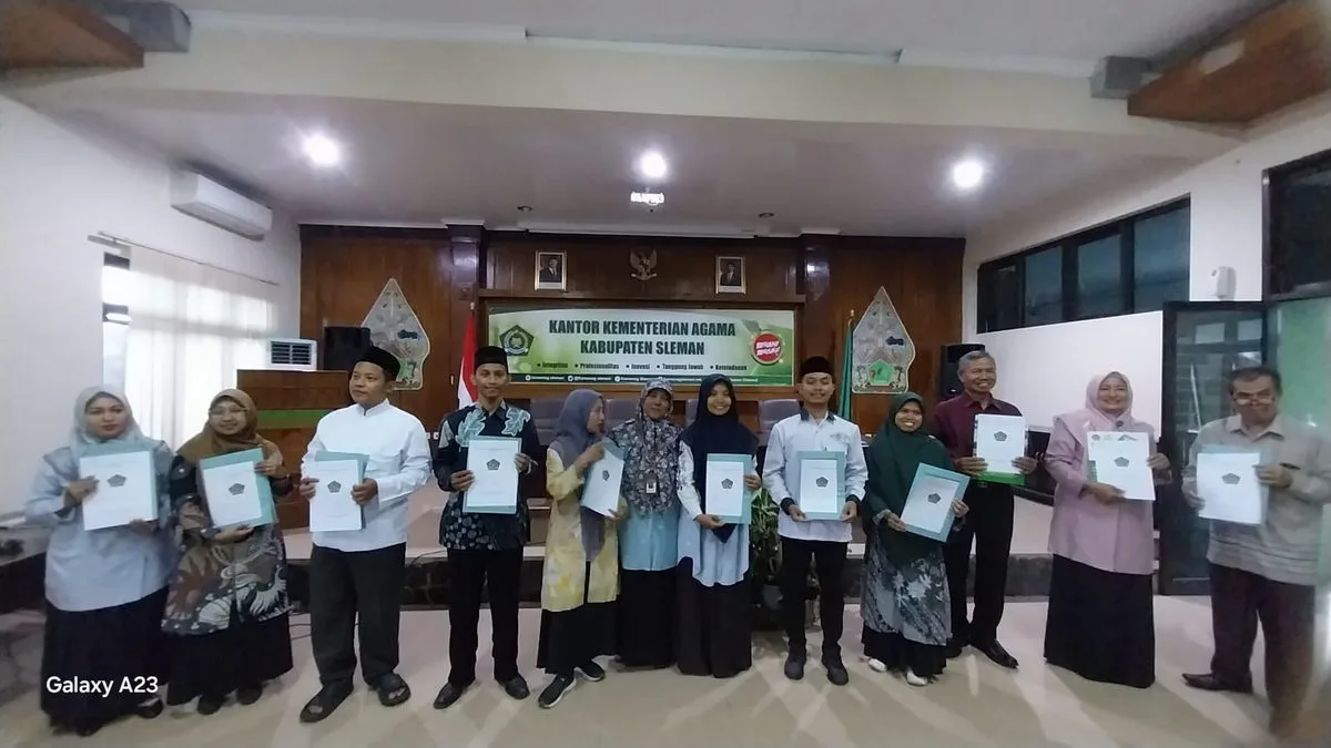 Kepala MTs Negeri 9 Sleman Terima Hasil Penilaian Kinerja Kepala Madrasah (PKKM) Tahun 2024