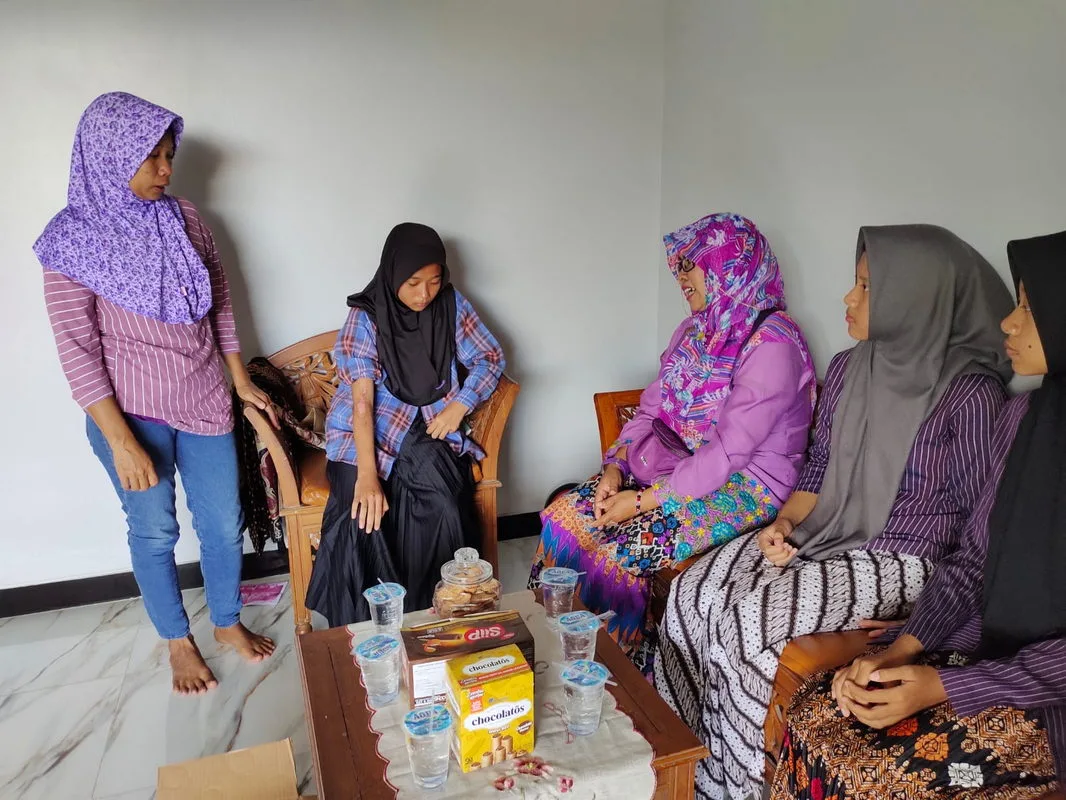 Melatih Jiwa Sosial, Siswa MTs Negeri 3 Sleman Jenguk Teman Sakit