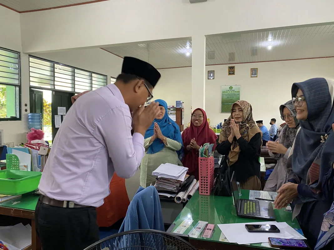 MTsN 3 Sleman Diselimuti Suasana Haru Melepas Kepala Tata Usaha
