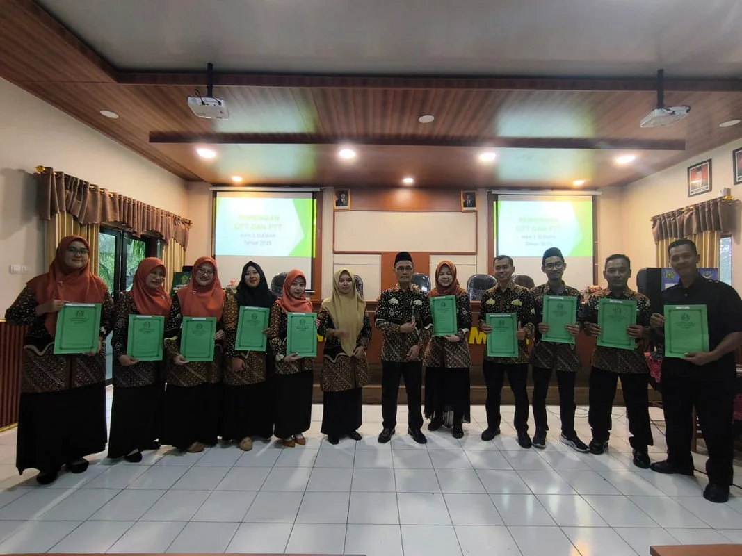 RAPAT PEMBINAAN DAN PENYERAHAN SK TENAGA HONORER MAN 2 SLEMAN