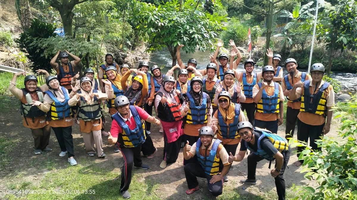 Guru dan Pegawai MTs Negeri 9 Sleman Ikuti Outbound di Kipas River Tubing Klaten