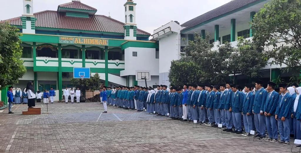 Pembina Upacara Beri Motivasi Sukses pada Upacara Bendera Hari Senin MAN 1 Sleman