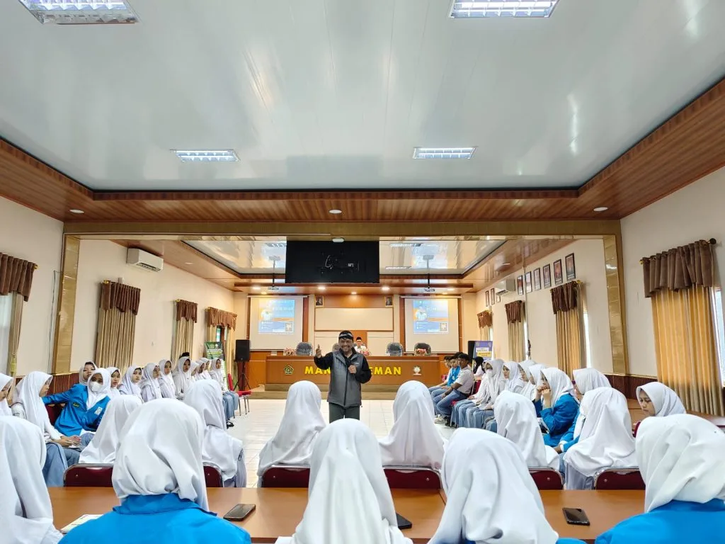 Siswa MAN 2 Sleman Ikuti Workshop Penguatan Madrasah Riset: Meneliti untuk Berkarya, Mewujudkan Generasi Kreatif dan Inovatif Menuju Indonesia Emas 2045