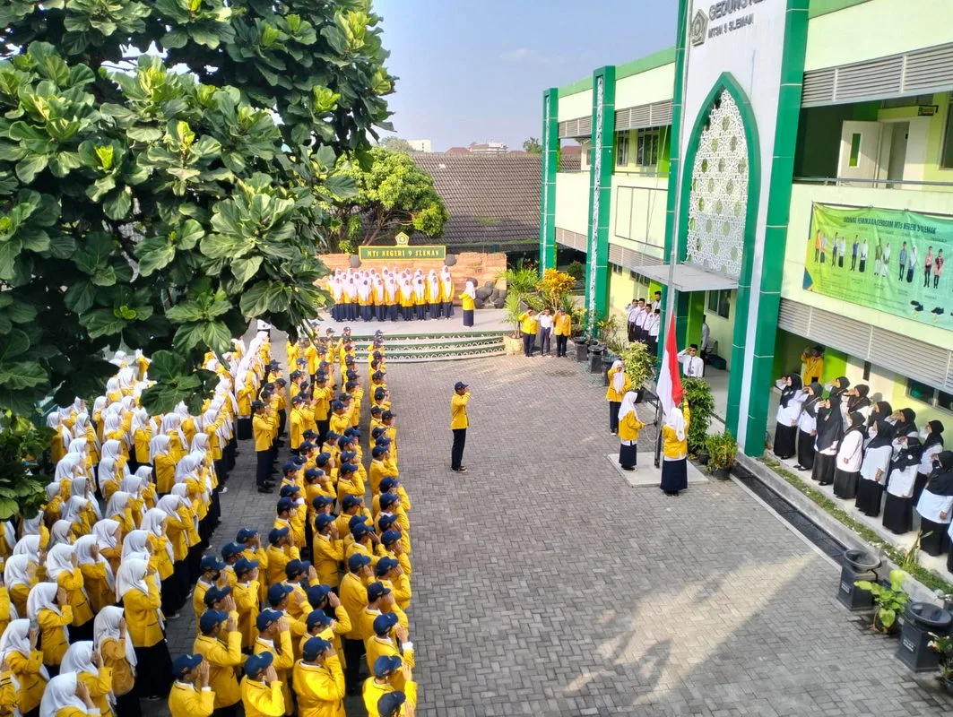 Upacara Bendera di MTsN 9 Sleman Berlangsung Khidmat, Pembina Ajak Tingkatkan Kedisiplinan