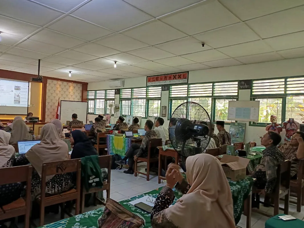Dua Guru Bahasa Arab MTsN 9 Sleman Aktif Ikuti MGMP
