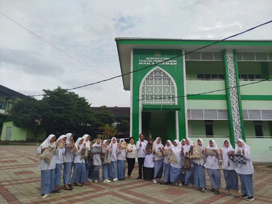 Happy Craft: Siswa Keterampilan Tata Busana MAN 5 Sleman Manfaatkan Limbah Kain Perca Menjadi Tas Anyaman Multifungsi dengan Hiasan Yoyo