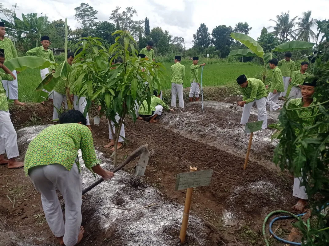 Integrasi Adiwiyata di MTs Negeri 1 Sleman Siswa Belajar Menanam dengan Bahan Daur Ulang