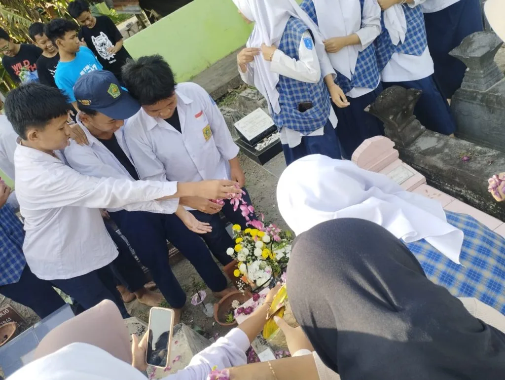 Kasih Sayang Tak Pernah Putus: Siswa Kelas IX B MTs Negeri 9 Sleman Nyekar untuk Mengenang Alm. Revan Thirza Aryadea