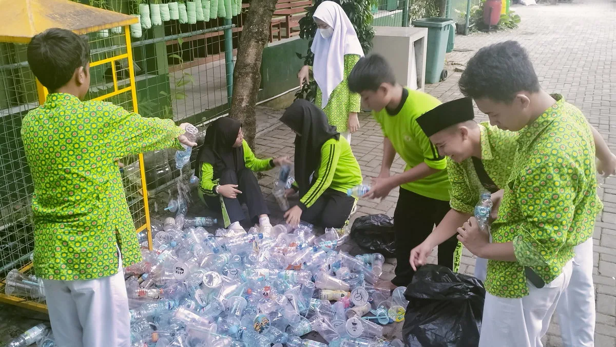 OSIS MTs Negeri 9 Sleman Ubah Sampah Plastik Jadi Sumber Dana Kreatif