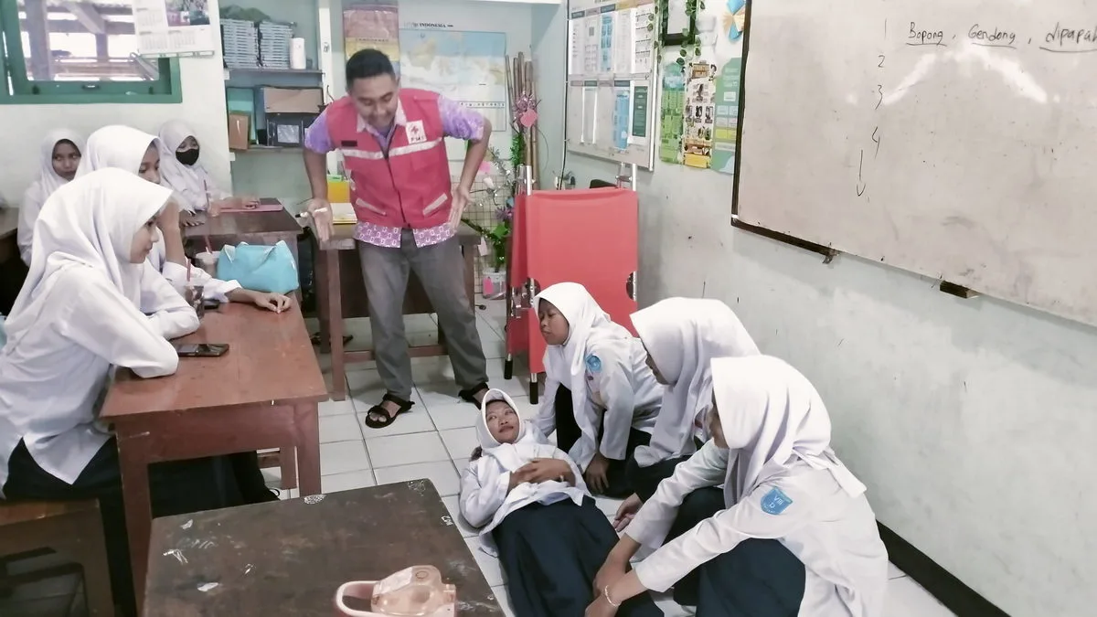PMR MTs Negeri 9 Sleman Antusias Pelajari Materi Evakuasi dalam Sesi Ekstrakurikuler