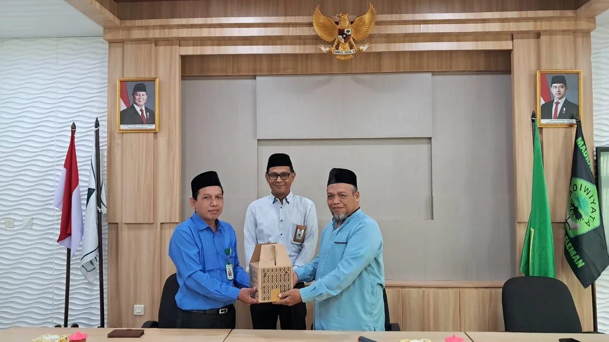 Resmi Bertugas di MTsN 1 Sleman, Hendy Purnomo Diserahkan Secara Simbolis