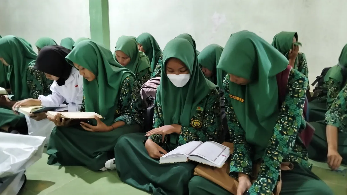 Seluruh Siswa Kelas IX MTsN 3 Sleman Ikuti Literasi Religi di Musala