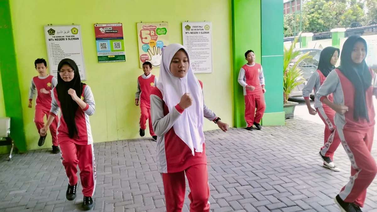 Siswa Kelas VII C MTs Negeri 9 Sleman Unjuk Kebolehan dalam Senam Irama