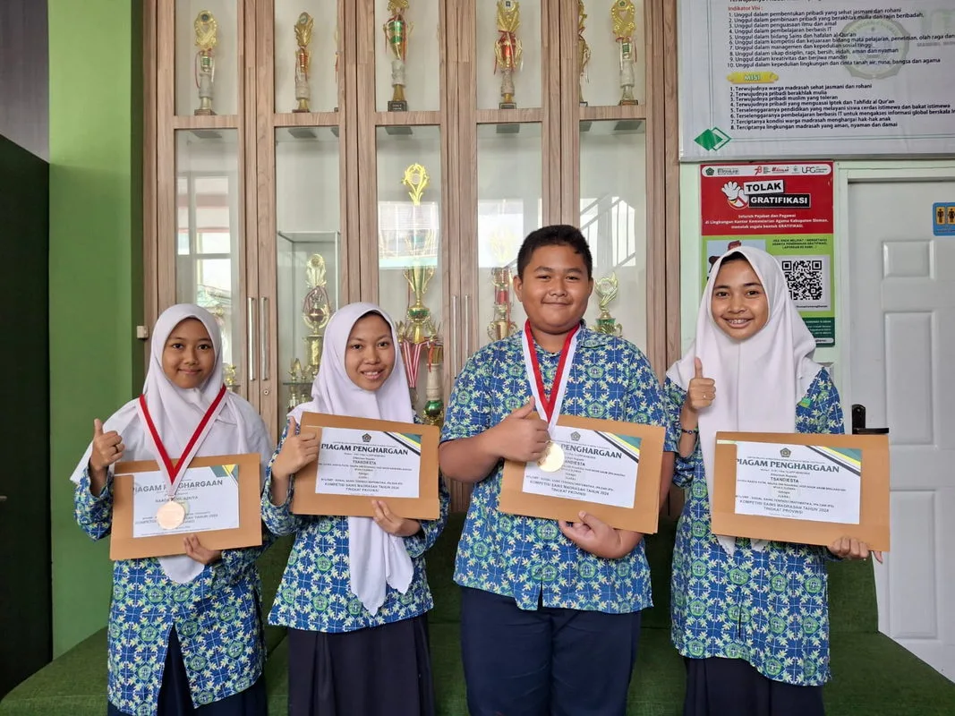 Siswa MTsN 6 Sleman Peraih Juara KSM Tingkat Provinsi Terima Penghargaan Dari Kanwil Kemenag DIY