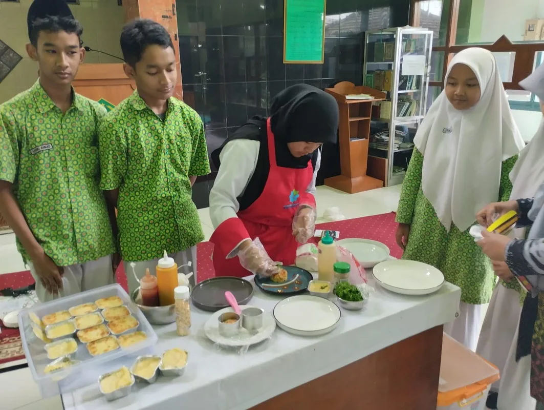 SMK Budi Mulia Dua Berikan Cara Packing dan Plating Siswa MTsN 6 Sleman