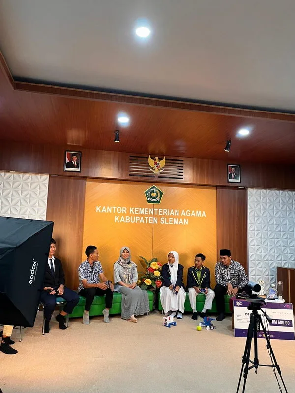 Tim Robotik MTsN 6 Sleman Live di Podcast Rubik Kemenag Sleman