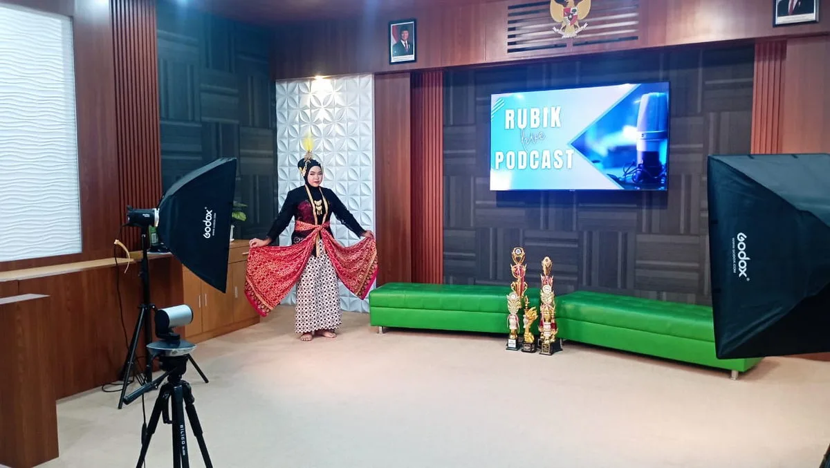 Ayu Peserta Didik MTsN 7 Sleman Tampilkan Tari Sekar Putri dalam Podcast Rubik Kemenag Sleman