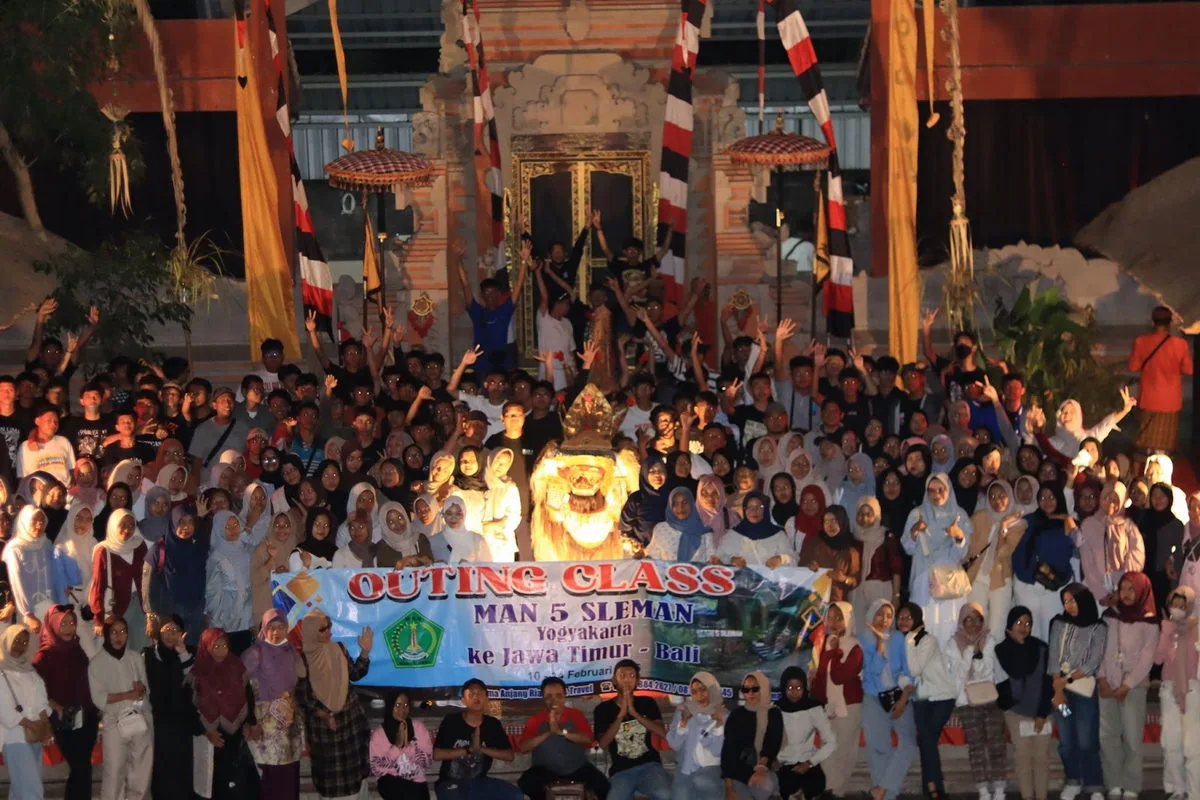 Enjoy and Fun! MAN 5 Sleman Gelar Outing Class ke Bali