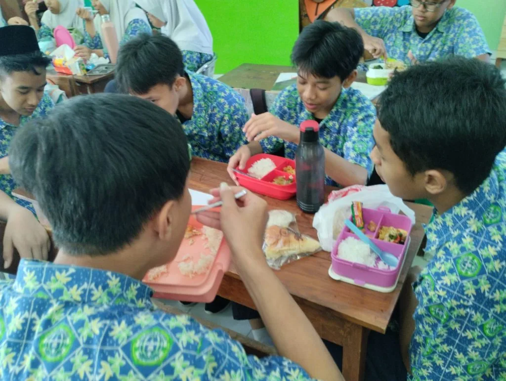 MTsN 6 Sleman Jumat Sehat Makan Bergizi Bersama
