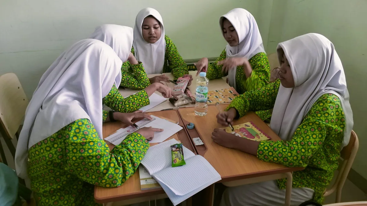 Siswa Kelas VIII A MTs Negeri 9 Sleman Semangat Berdiskusi Menganalisis Makanan dan Minuman Halalan Thayyiban