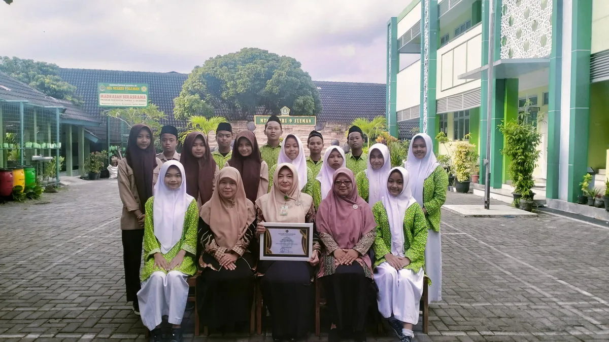 Tim Konten Jurnalistik dan Media Sosial MTs Negeri 9 Sleman Berkontribusi dalam Penghargaan Madrasah Teraktif di Media Sosial