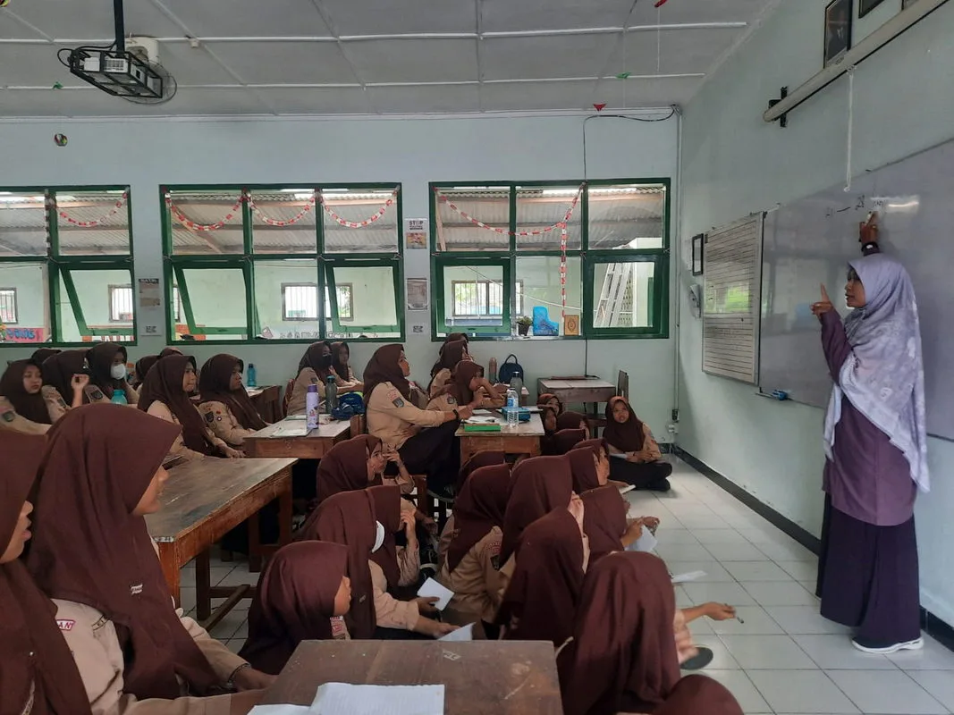 Waka Kesiswaan MTsN 8 Sleman Berikan Materi Keputrian tentang Menstruasi