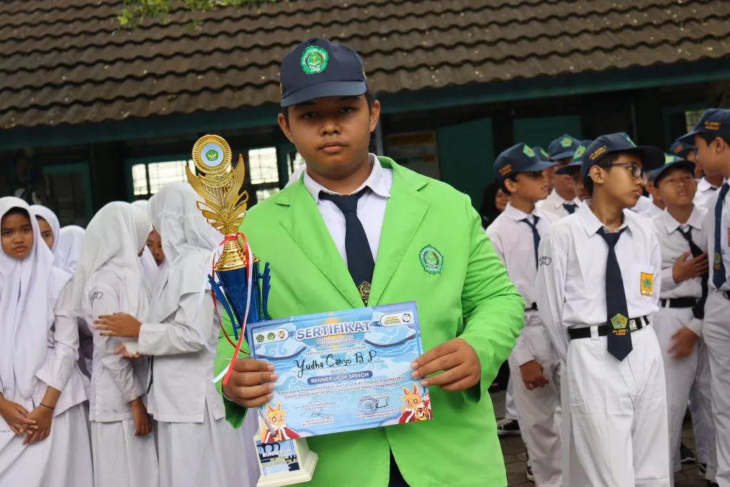 Yudha, Siswa MTs N 7 Sleman Berhasil Raih Juara 2 English Speech Contest