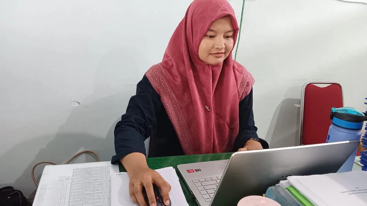 Guru MTsN 9 Sleman Bersemangat Membuat Puisi