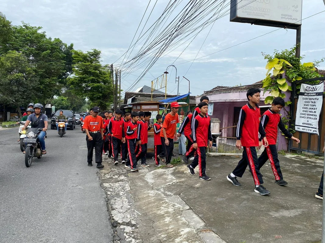 Jalan Sehat, MTsN 4 Sleman Gelar Jum’at Sehat
