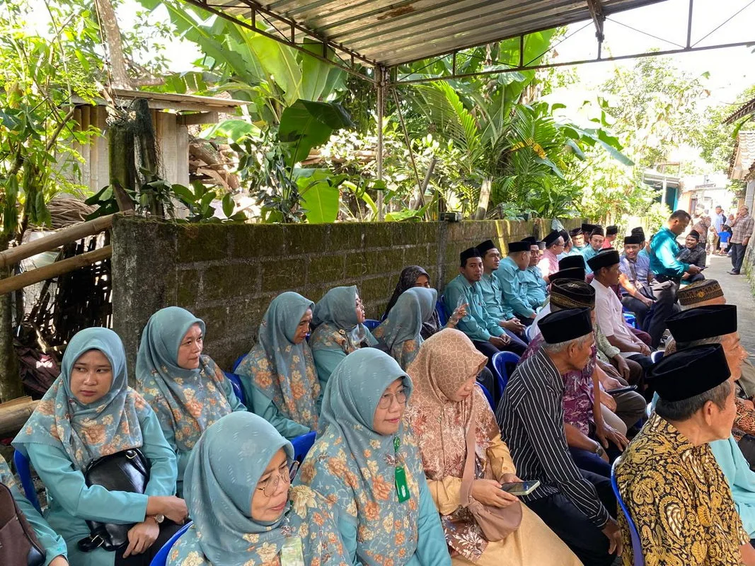 Keluarga Besar MTsN 2 Sleman Berduka, Takziah untuk Almarhum Bapak Supriyanto