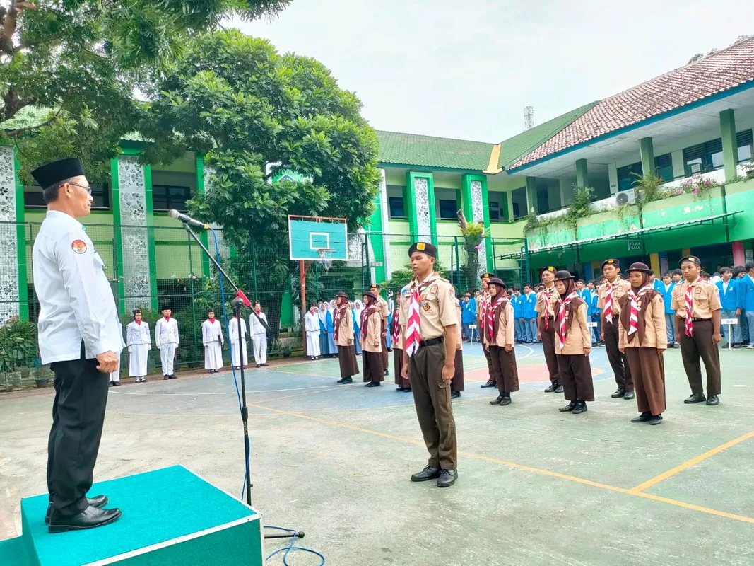 Kepala MAN 2 Sleman Sematkan Lencana Tiska Barata