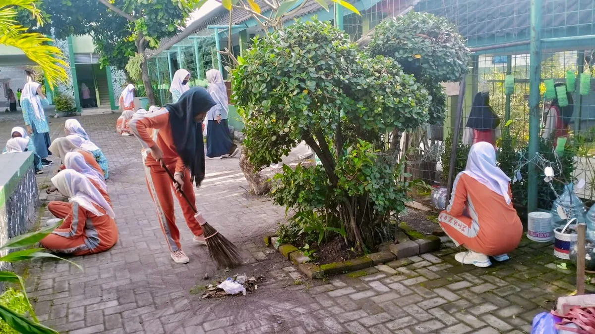 MTs Negeri 9 Sleman Gelar Kegiatan Jumat Bersih dalam Rangka Menyambut Hari Amal Bakti ke-47