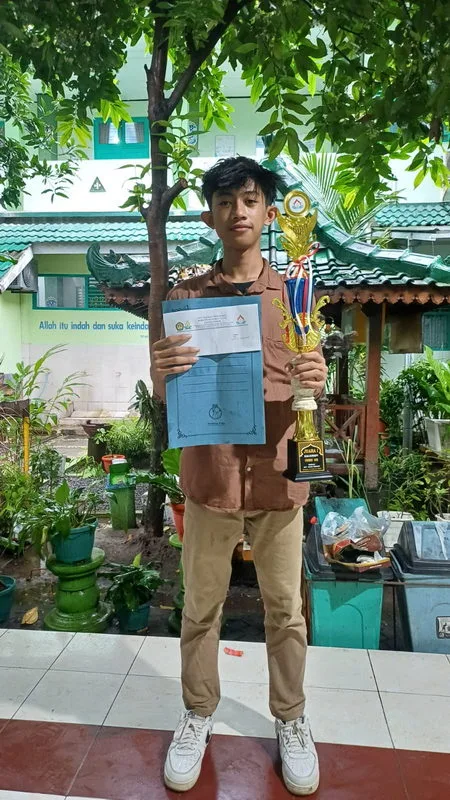 Noval Mahardika Pelukis MTsN 10 Sleman Raih Juara 1 Kaligrafi DIY Jateng
