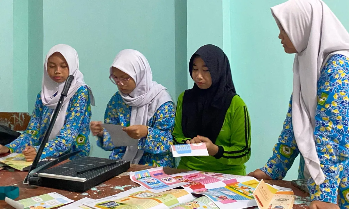 OSIS MTs Negeri 9 Sleman Tunjukkan Kreativitas dengan Produksi Amplop Lebaran Bertema “Muslim Kids & Family”
