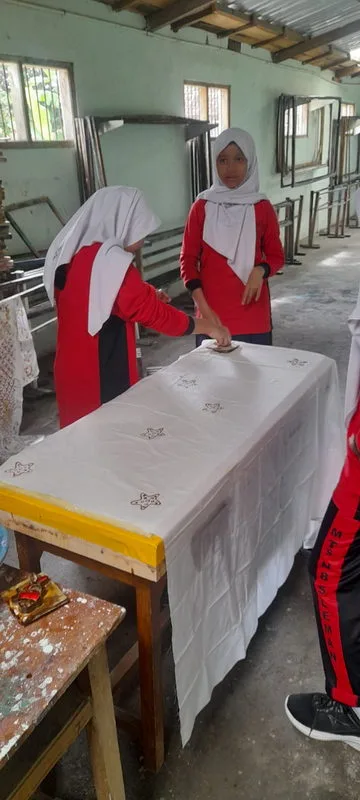 Pembelajaran Praktek Batik Teknik Canting Cap di MTsN 8 Sleman: Menggali Kreativitas dengan Bahan Ramah Lingkungan
