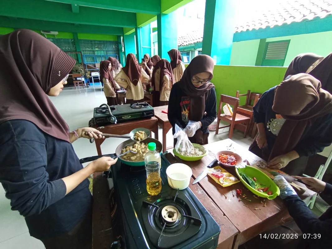 Siswa MAN 2 Sleman Praktik Memasak Masakan Khas Daerah dalam Pembelajaran PKWU