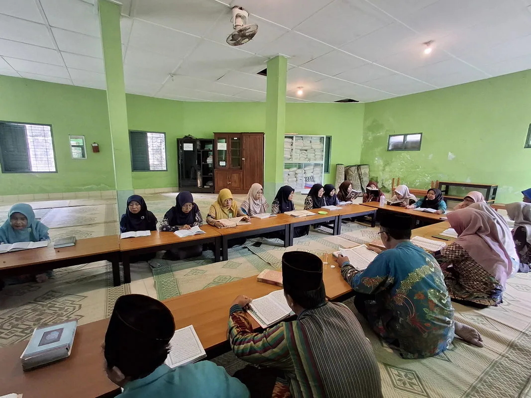 Guru dan Pegawai MTsN 2 Sleman Gelar Pembacaan Ya Sin untuk Almarhum Kepala TU