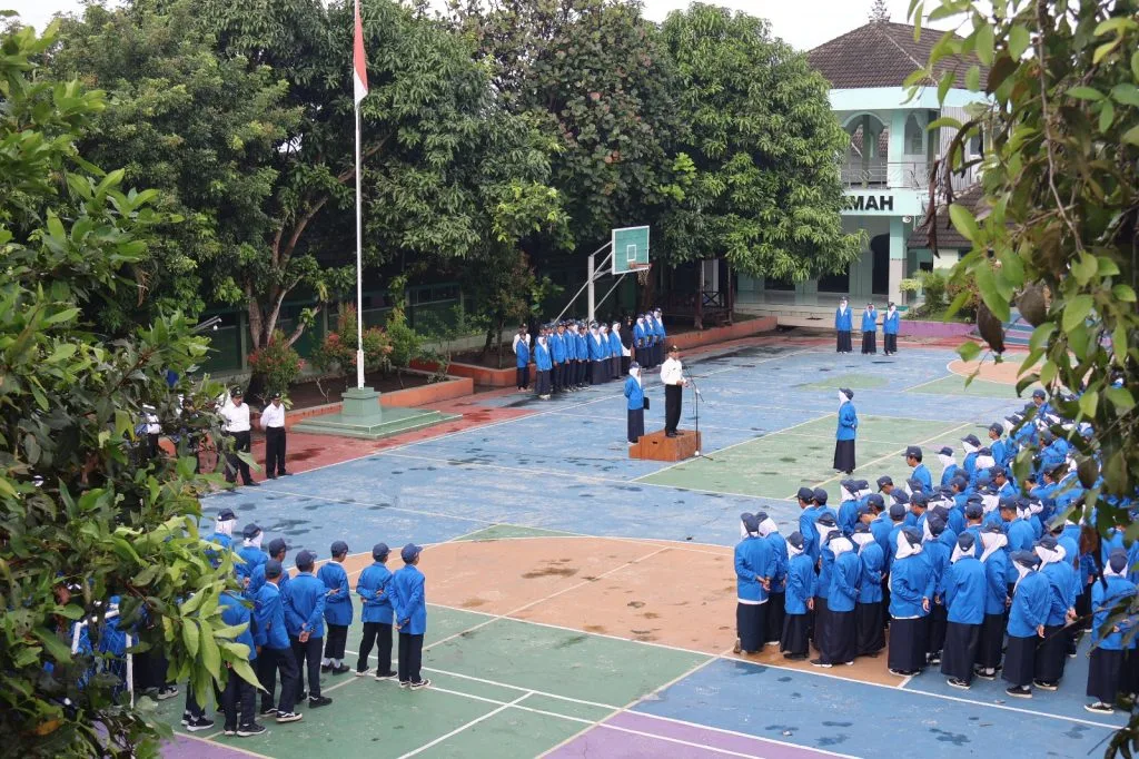 MTsN 8 Sleman Laksanakan Upacara Bendera, Kepala Madrasah Ajak Siswa Lebih Disiplin