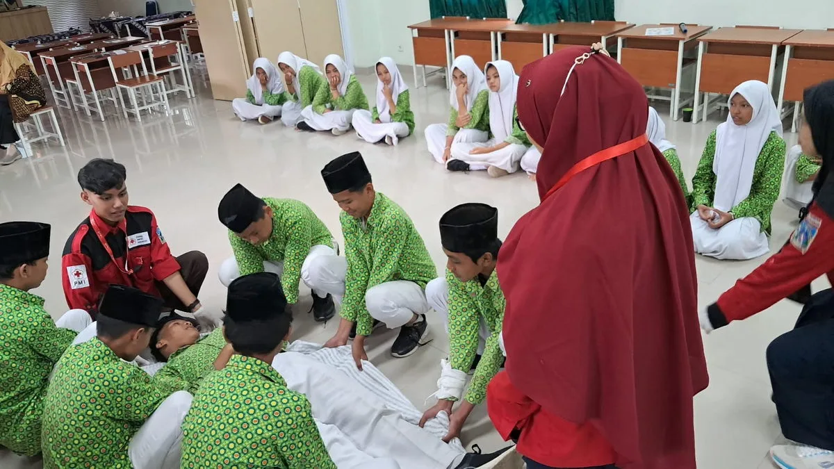 Belajar dari Ahlinya! PMI Sleman Berikan Pelatihan Pertolongan Pertama di MTsN 1 Sleman