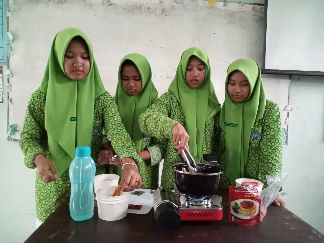 Serunya Belajar Bahasa Inggris dengan Praktik Memasak bersama Siswa MTsN 8 Sleman