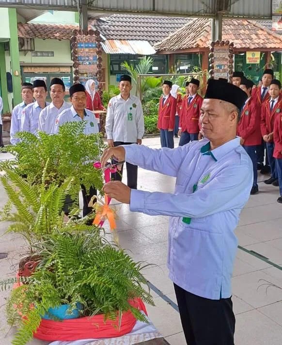Pengguntingan Pita Tandai Pembukaan P5RA Tema Wirausaha dan Budaya Nusantara MTsN 10 Sleman