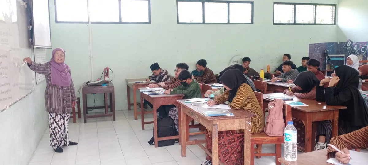 Seluruh Civitas MTsN 8 Sleman Kenakan Pakaian Jawa di Hari Kamis Pon