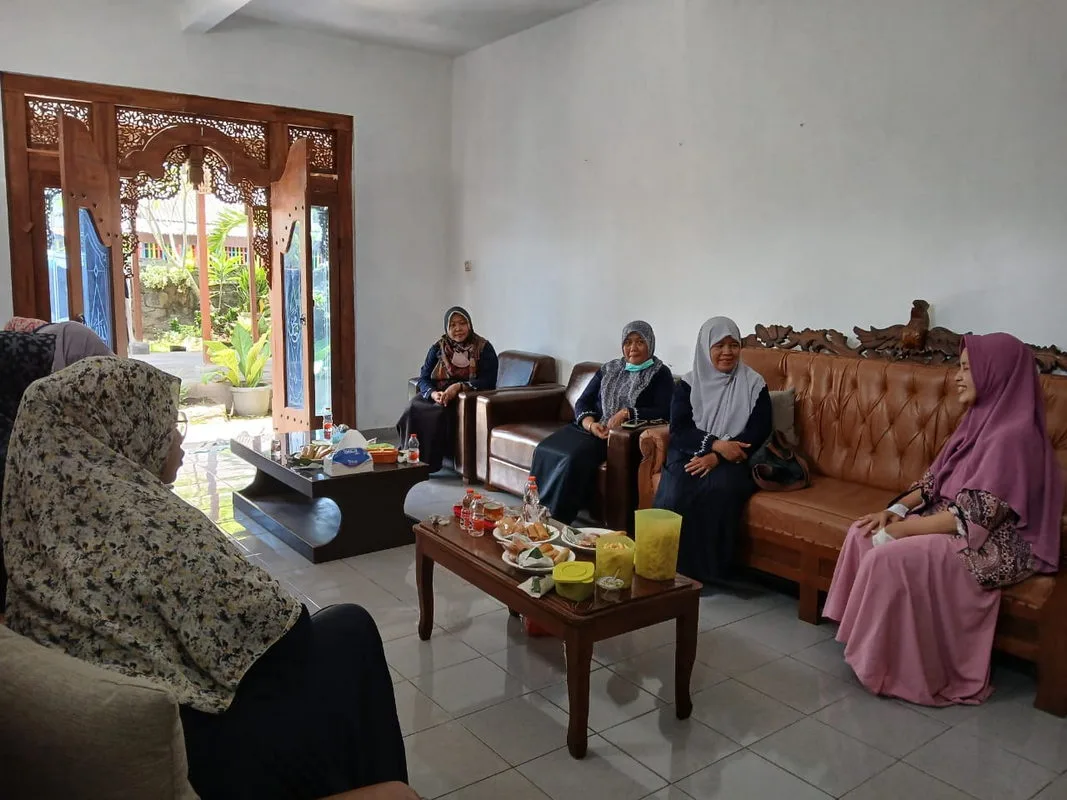 Guru dan Pegawai MTs Negeri 9 Sleman Tunjukkan Empati dengan Menjenguk Keluarga Guru yang Sakit