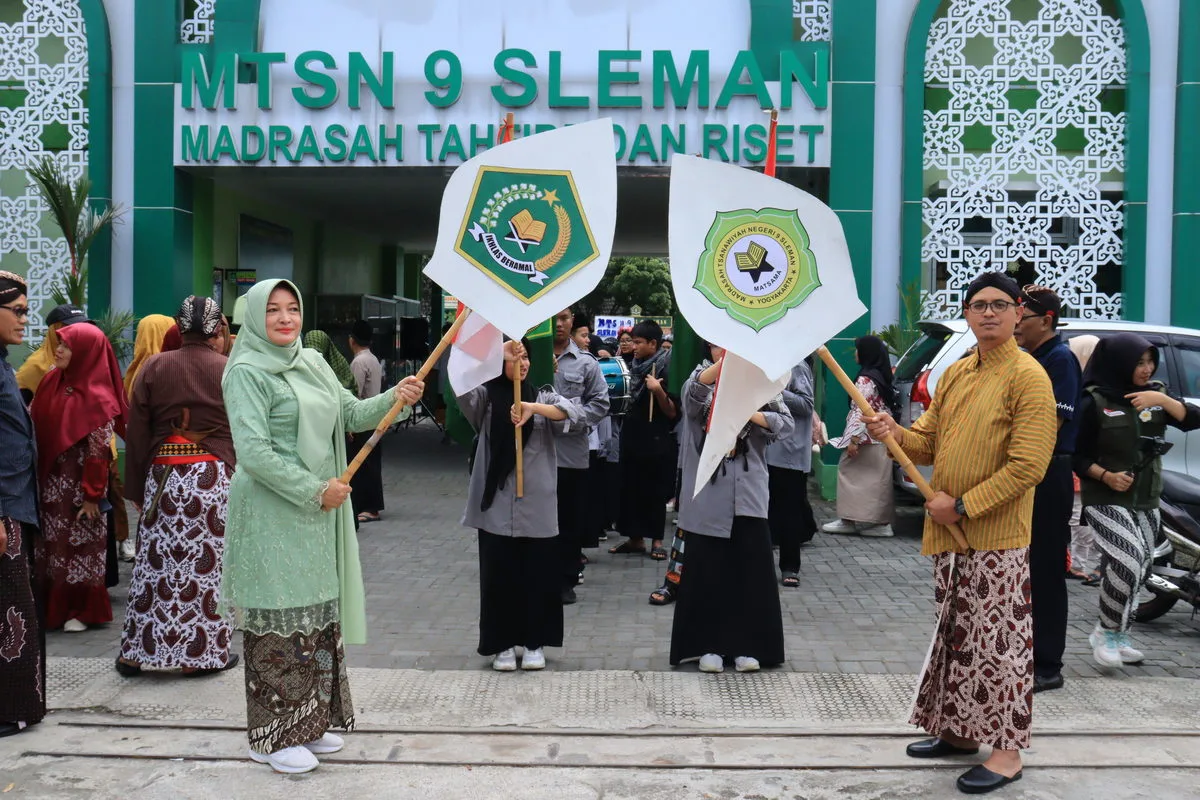 Kepala MTsN 9 Sleman Resmi Membuka Karnaval Budaya dalam Rangka HAB ke-47
