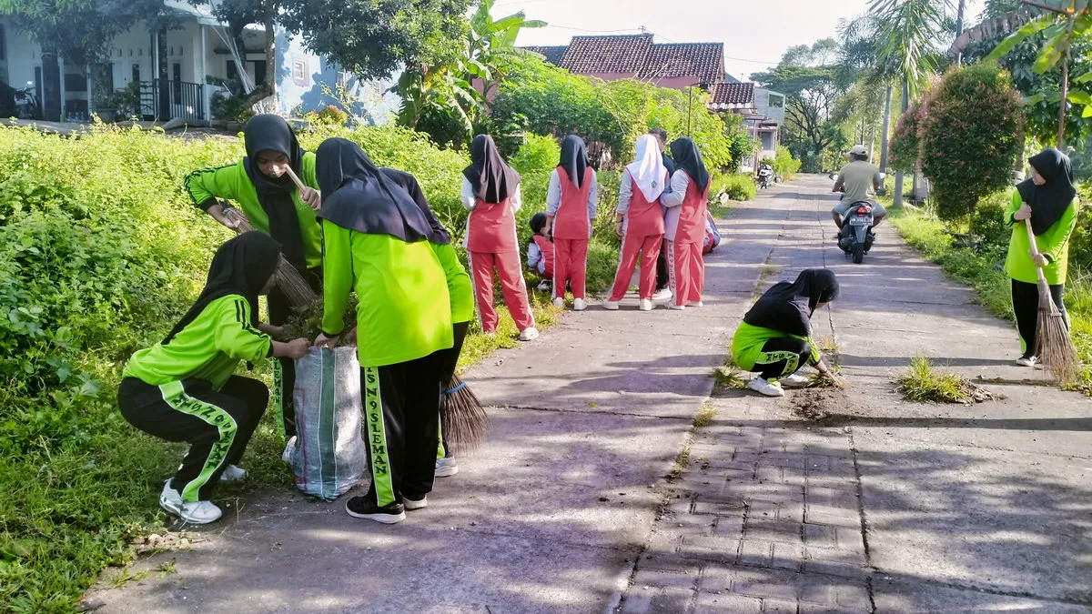 MTs Negeri 9 Sleman Gelar Bakti Sosial Bersih Kali dan Lingkungan Sambut HAB ke-47