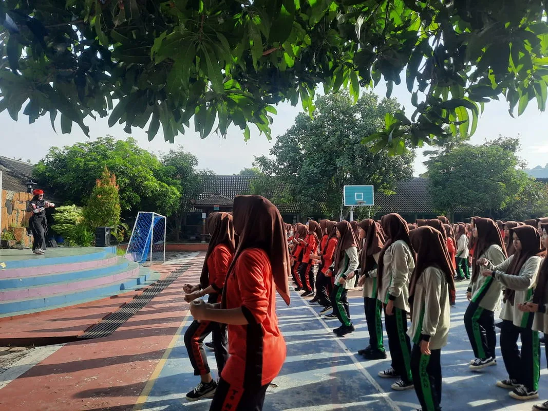 MTsN 8 Sleman Gelar Jumat Karakter dengan Senam Bersama