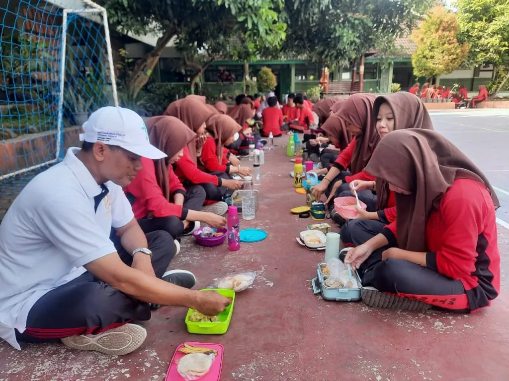 MTsN 8 Sleman Gelar Makan Sehat Bersama Usai Senam Pagi