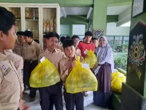 MTsN 8 Sleman Gelar Pembagian Jumat Berkah untuk Seluruh Warga Madrasah